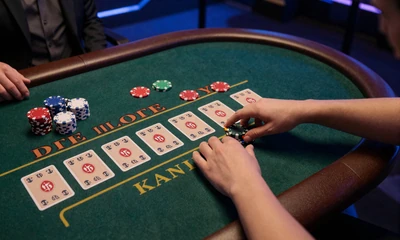 Live Blackjack Tisch im Yep Casino - Karten und Chips auf gr&uuml;nem Filz